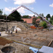 Betonpumpe M42 wird vom Hausdach bedient