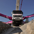 Betonpumpe M52 hoch über dem Boden