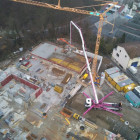 Vogel schaut der Betonpumpe M56 zu