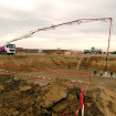 Betonpumpe M42 befüllt Fläche von oben herab