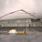 Arm der Betonpumpe M52 vor eindrucksvoller Wolkendecke