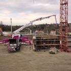 Betonpumpe M38 befüllt Betondecke