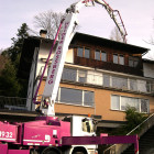 Betonpumpe M42 mit Gelenkarm über`s Hausdach
